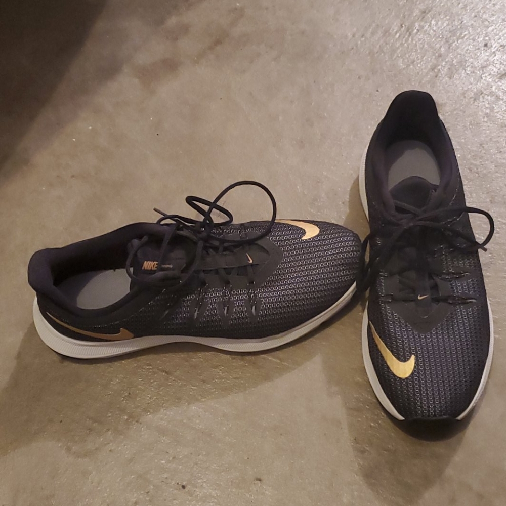 Women's Nike Running Sneakers (7.5)